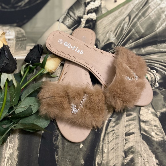None Shoes - Fur flat Sandal. Size -39